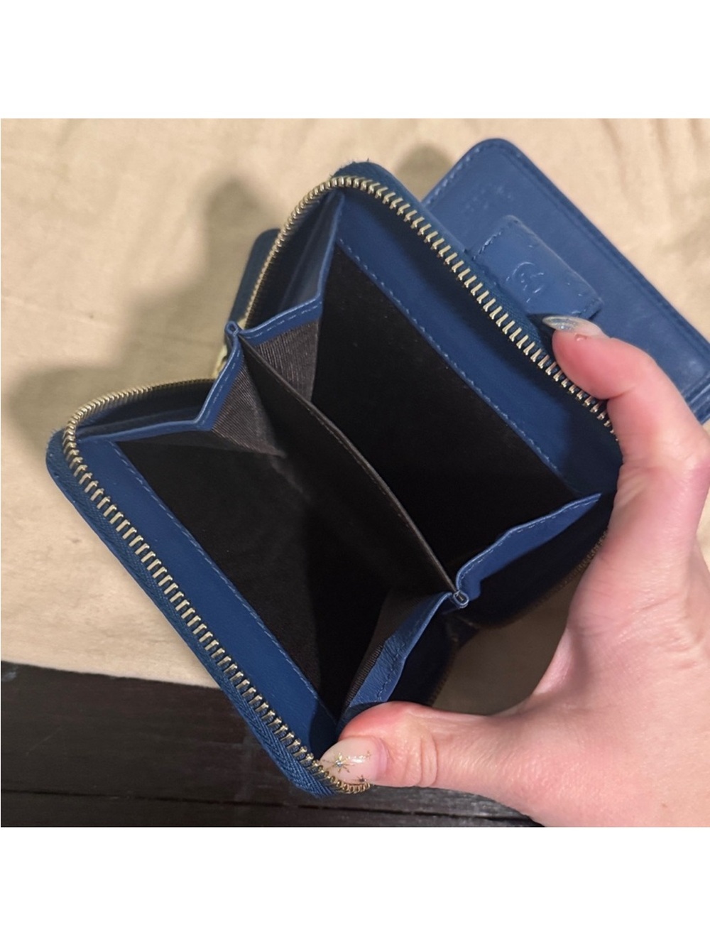 Gucci Electric Blue Embossed Leather Zip Wallet - Picture 6 of 7